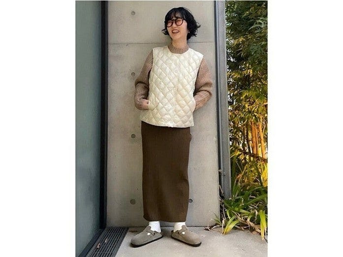 薄手のベストはさっと羽織れる上、首元もノーカラーで邪魔にならず着やすい　出典：StyleHint