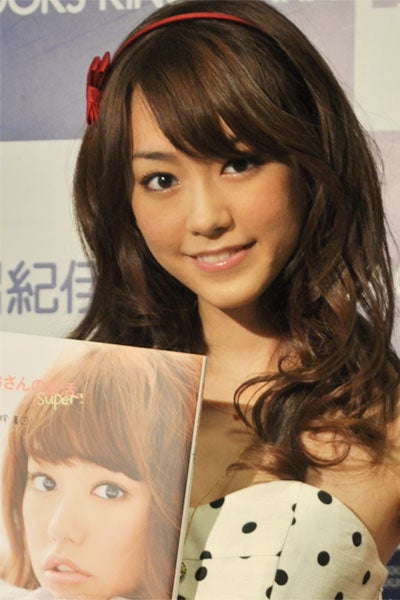 桐谷美玲、ミニワンピで美脚炸裂！バレンタインチョコを贈りたい相手とは？