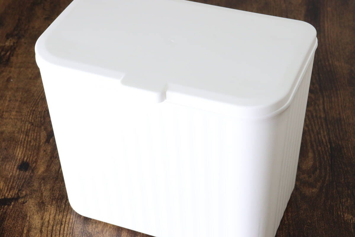 扉や引き出しに掛けられるフタ付ゴミ箱 扉や引き出しに掛けられるフタ付ゴミ箱