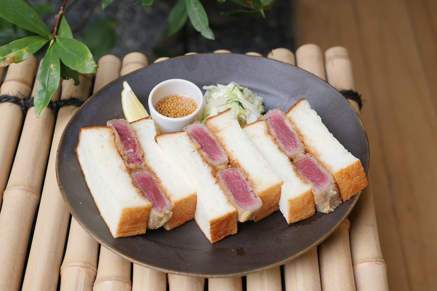 京都にベーカリーカフェ「本日の」京町家で牛カツサンドや抹茶ラテを堪能