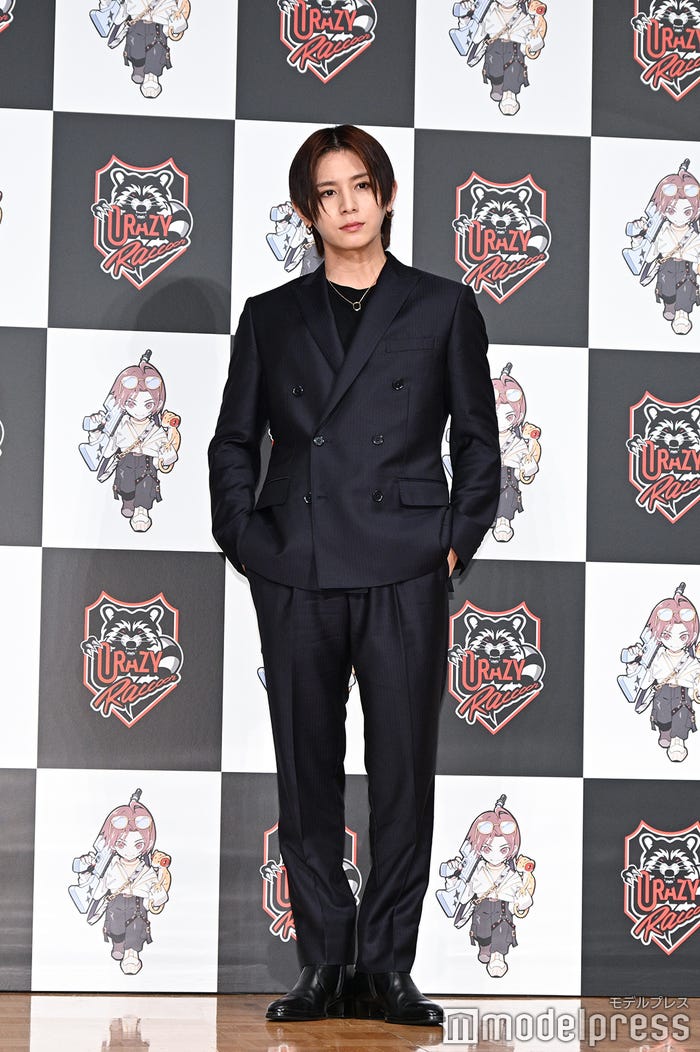 黒スーツが凛々しい山田涼介(C)モデルプレス
