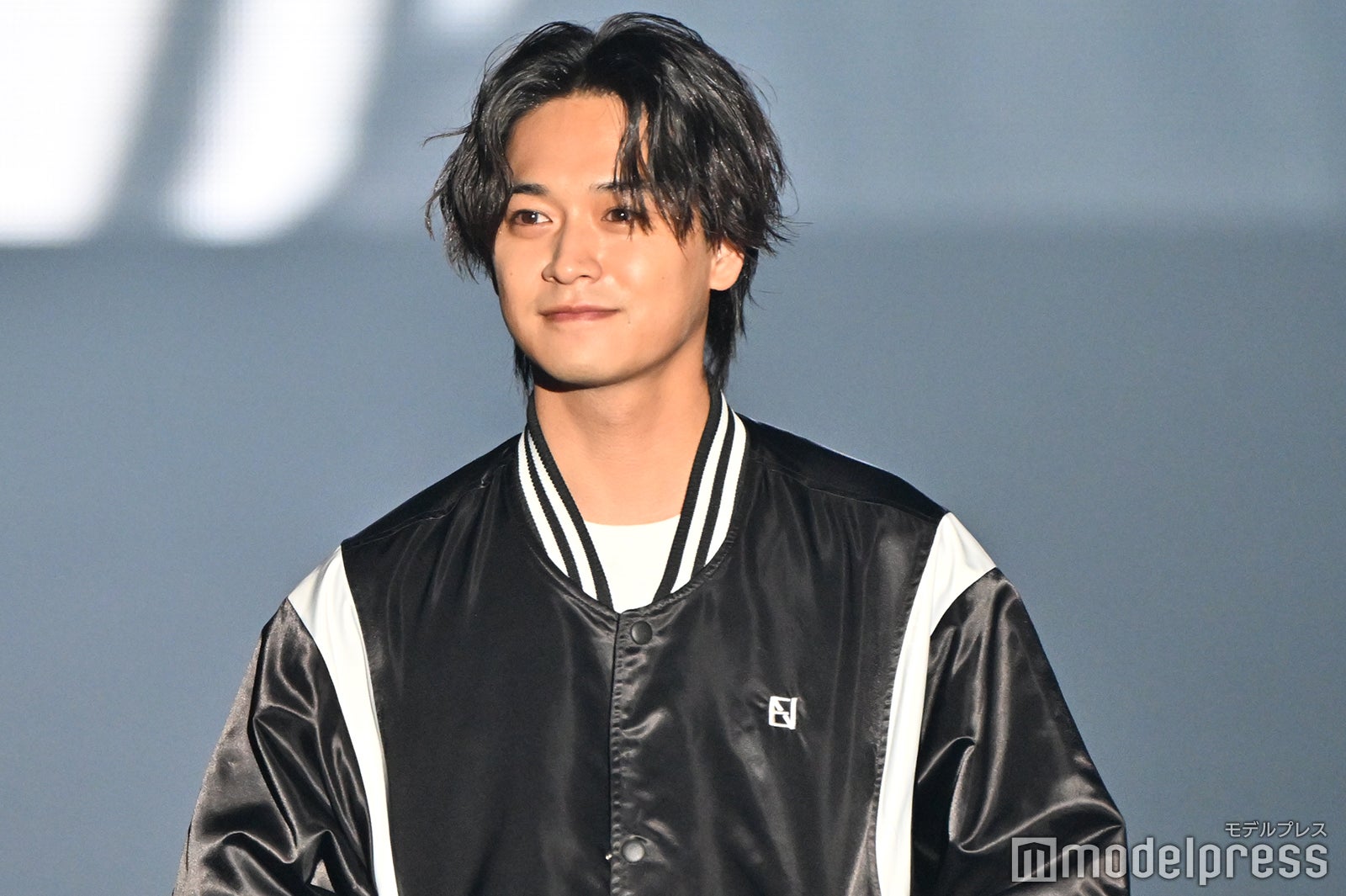 井上想良、不意打ち笑顔にキュン ブルゾンジャケットのシンプルコーデ【TGC 和歌山 2024】