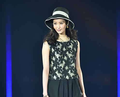 菜々緒、魅惑の眼差しで誘う エレガントスタイルに3万人釘付け<TGC 2015S/S>