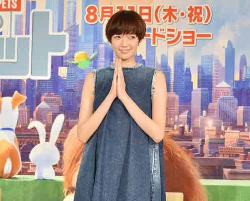 佐藤栞里、“切りっぱなしデニム”の旬コーデ 足元でモードに味付け<ファッションチェック>