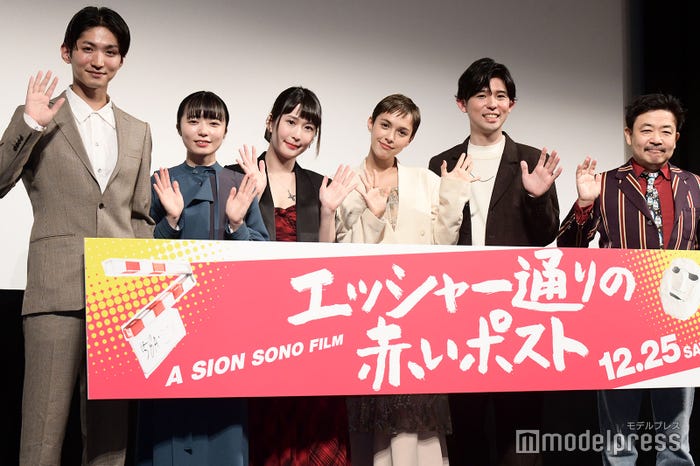 (左から)小西貴大、黒河内りく、藤丸千、モーガン茉愛羅、山岡竜弘、園子温監督(C)モデルプレス