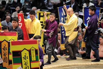今年初場所で史上最多更新 懸賞支える呼び出し懸賞係の苦労 「2倍以上忙しく」 指定以外は係の裁量に