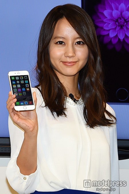 堀北真希が握手でお出迎え「iPhone」記念セレモニーに登場