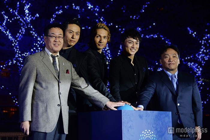 (左より)青木英二目黒区長、山下健二郎、橘ケンチ、白濱亜嵐、日清フーズ・岩橋恭彦取締役