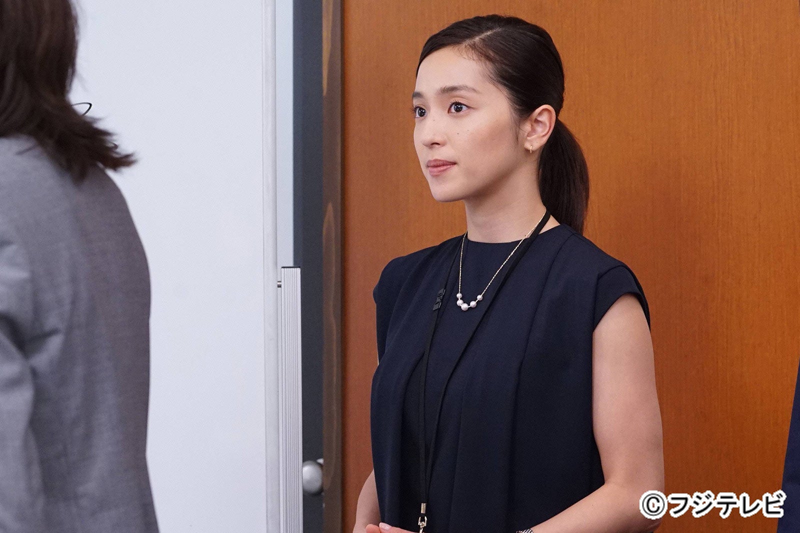 パールのネックレスがアクセントに／中村アン／画像提供：フジテレビ