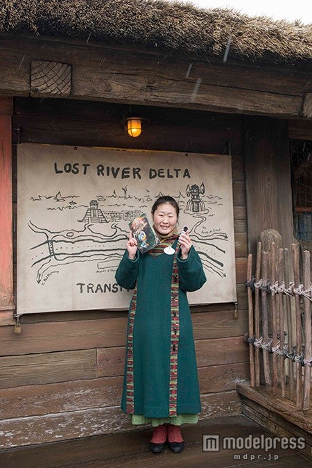 TDS謎解きプログラム「ドナルドと宝の地図」／ヒントを提供するキャスト（C）Disney