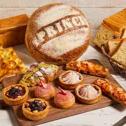 中央奥から時計回り:プリンチ ローフ、コルネッティ カセッタ、パーネ イン カセッタ、バストンチーニ アプリコット、メーレ ランポーネ & フォルマッジ、クーポラ フラーゴラ、ミルティッロ & フォルマッジ、コルネッティ ピスタチオ ランポーネ/画像提供:スターバックス コーヒー ジャパン