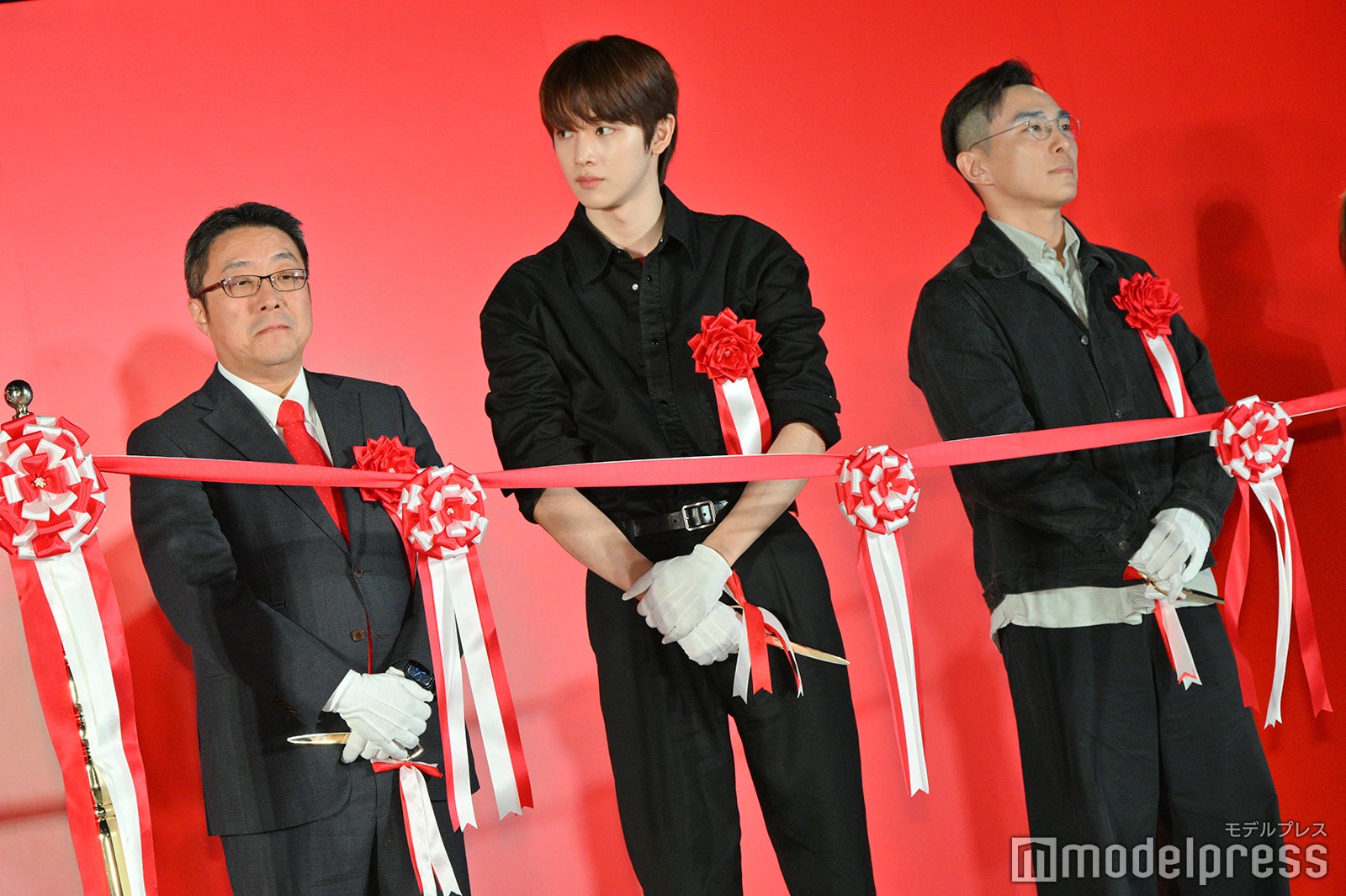 テープカットまで待機するソンチャン（中央）（C）モデルプレス