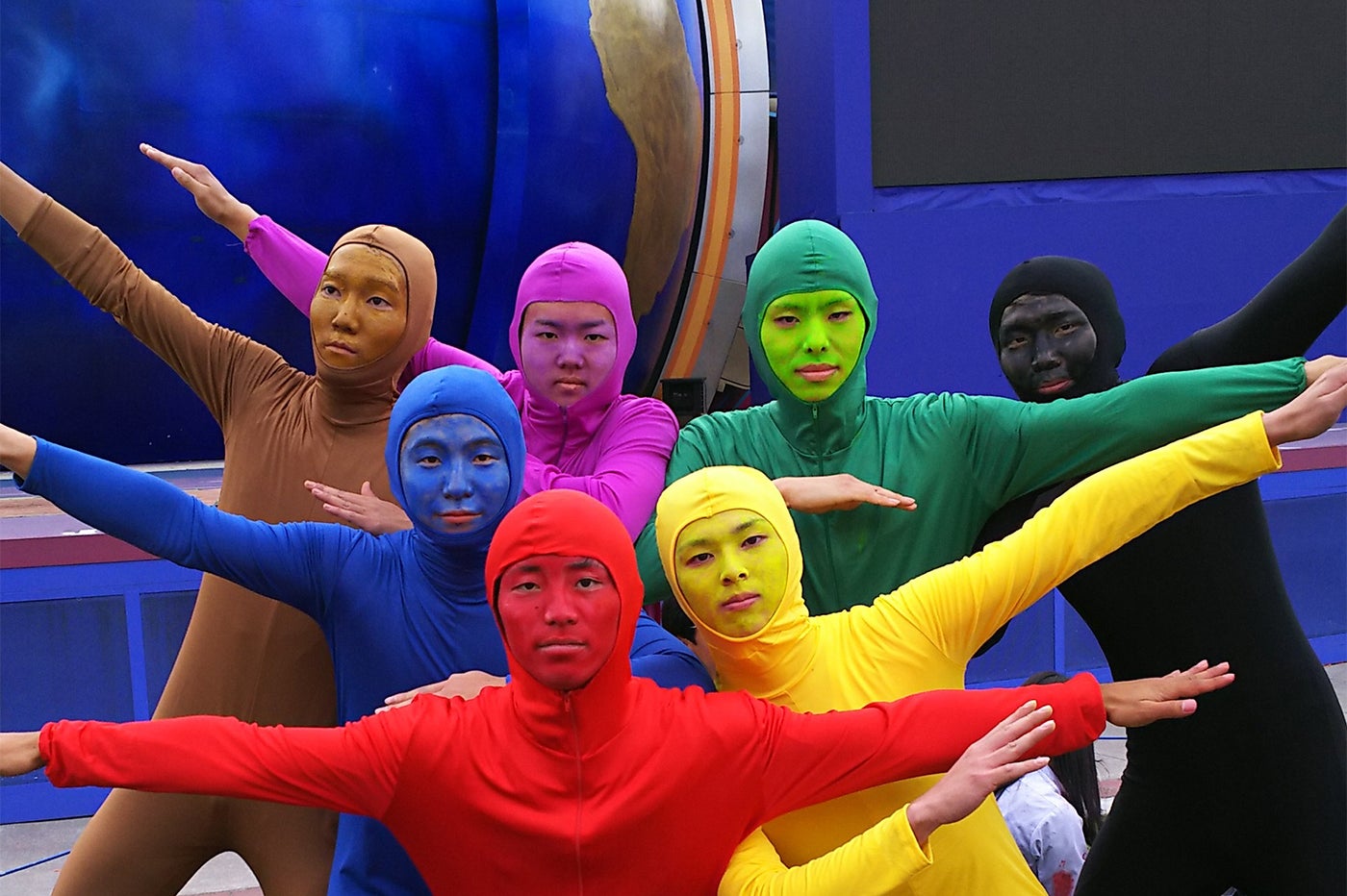 カラー仮装の男性7人組／画像提供：ユー・エス・ジェイ