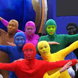 カラー仮装の男性7人組/画像提供:ユー・エス・ジェイ