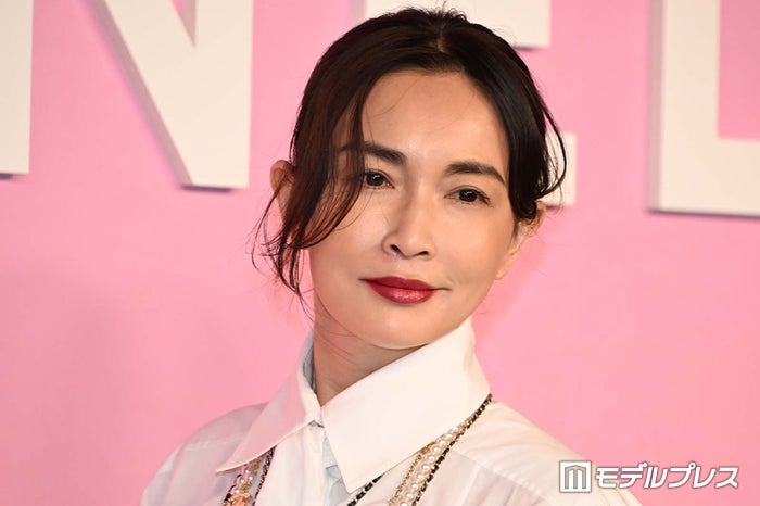 長谷川京子、ショートトレンチから美脚スラリ「美しすぎる」「時が止まってる？」と驚きの声