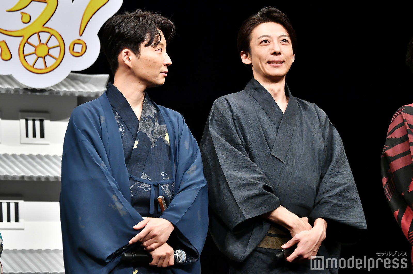 マイクを通さずこっそり2人で話す星野源＆高橋一生 （C）モデルプレス