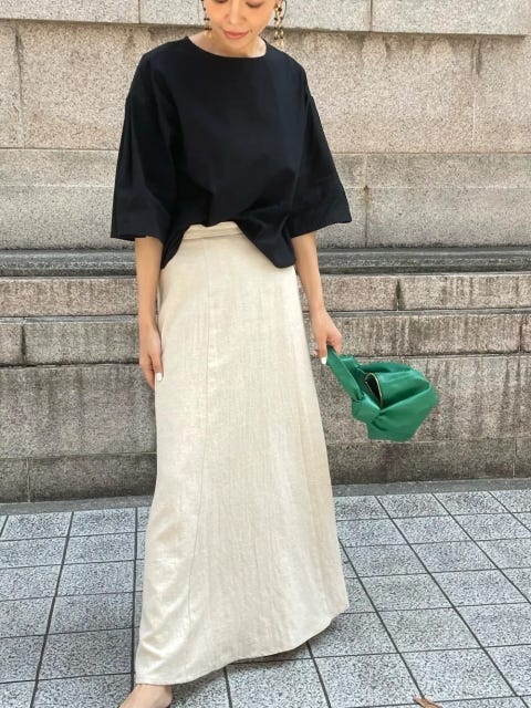 レディース　コーディネート　コーデ　着こなし　おすすめ　オススメ　トレンド　コツ　おしゃれ　お洒落　オシャレ　2022　夏　黒トップス　トップス　黒　ブラック　体型カバー　スタイルアップ　痩せ見え　細見え　華奢見え　Tシャツ　オーバーサイズ　スカート　ベージュ　ロングスカート　バッグ　グリーン