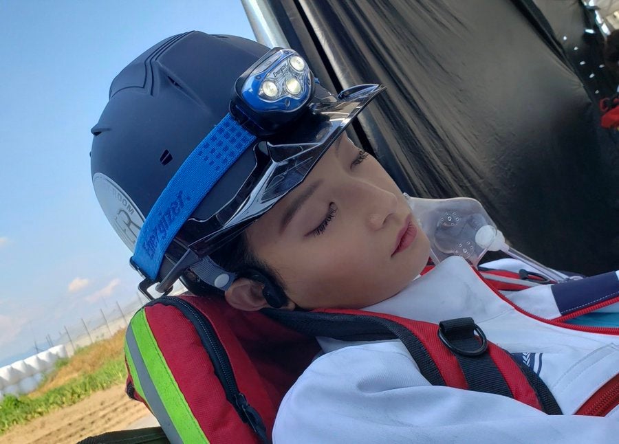 鈴木亮平、菜々緒の寝顔公開「美しい」「仲良いのが伝わる」の声