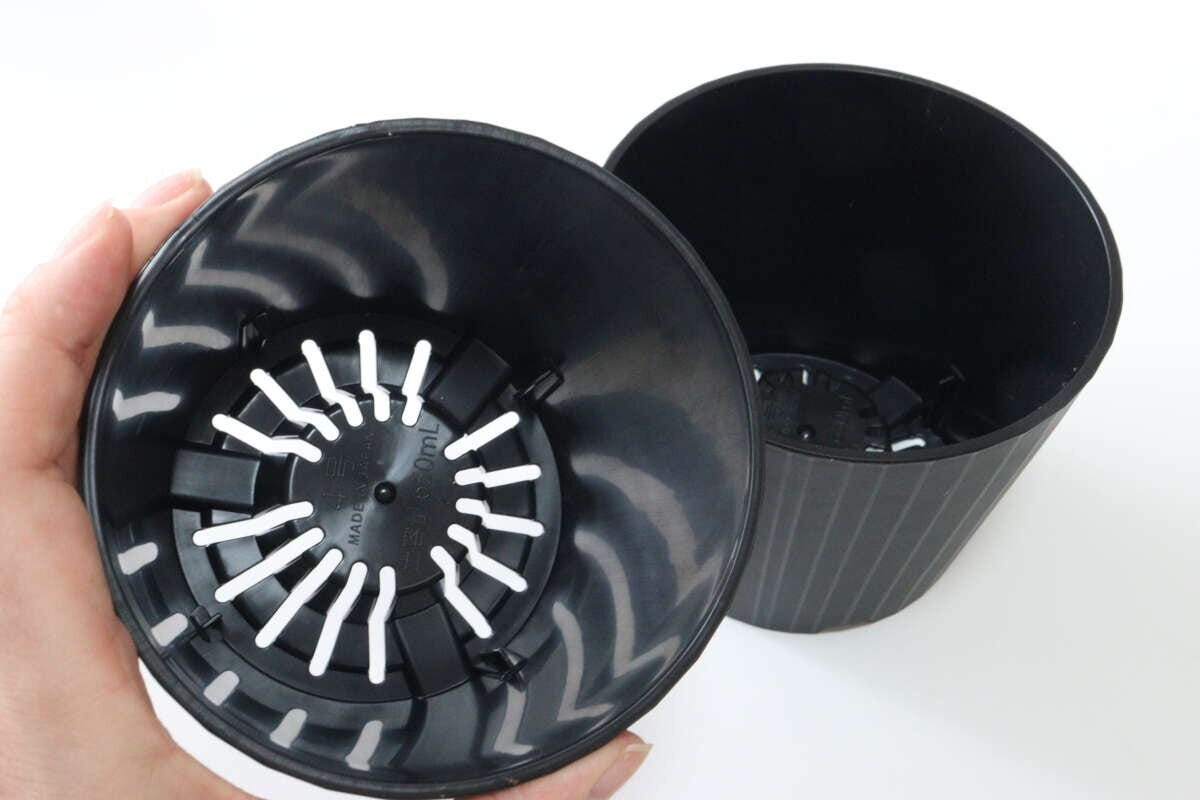 ダイソーのエコポットの底穴