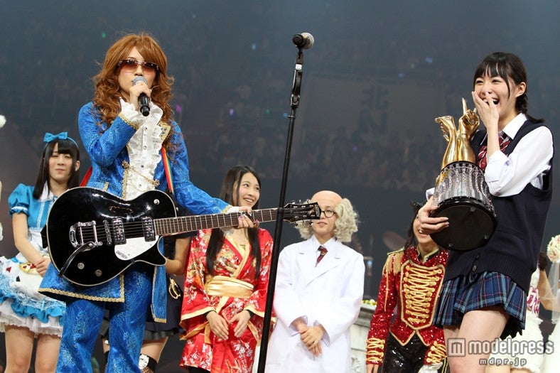 高橋みなみ（左）、松井珠理奈（右）／（C）AKS