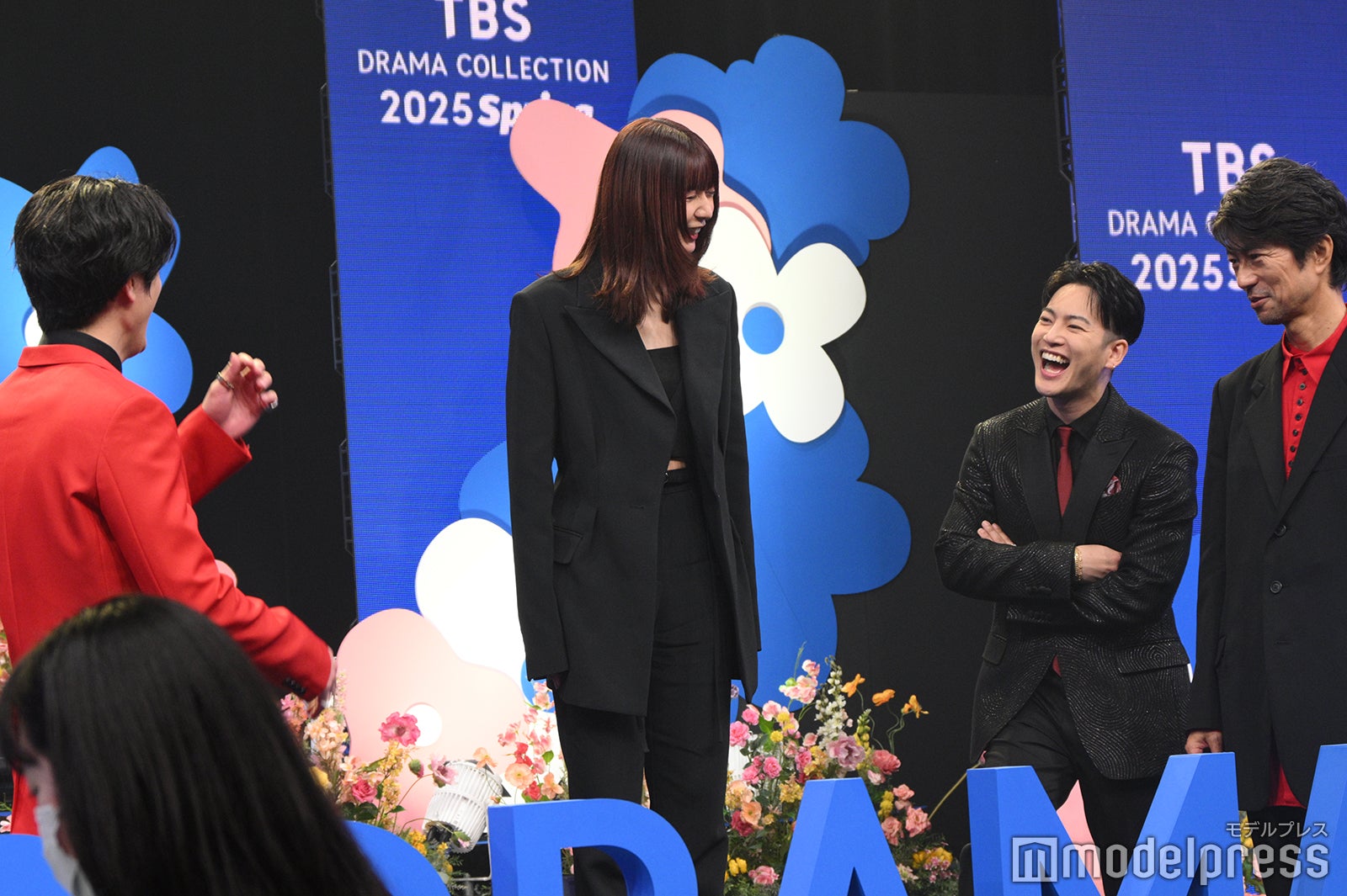 上白石萌歌のフォトセッション時の台が高すぎてざわつく「イグナイト」出演者その2（C）モデルプレス