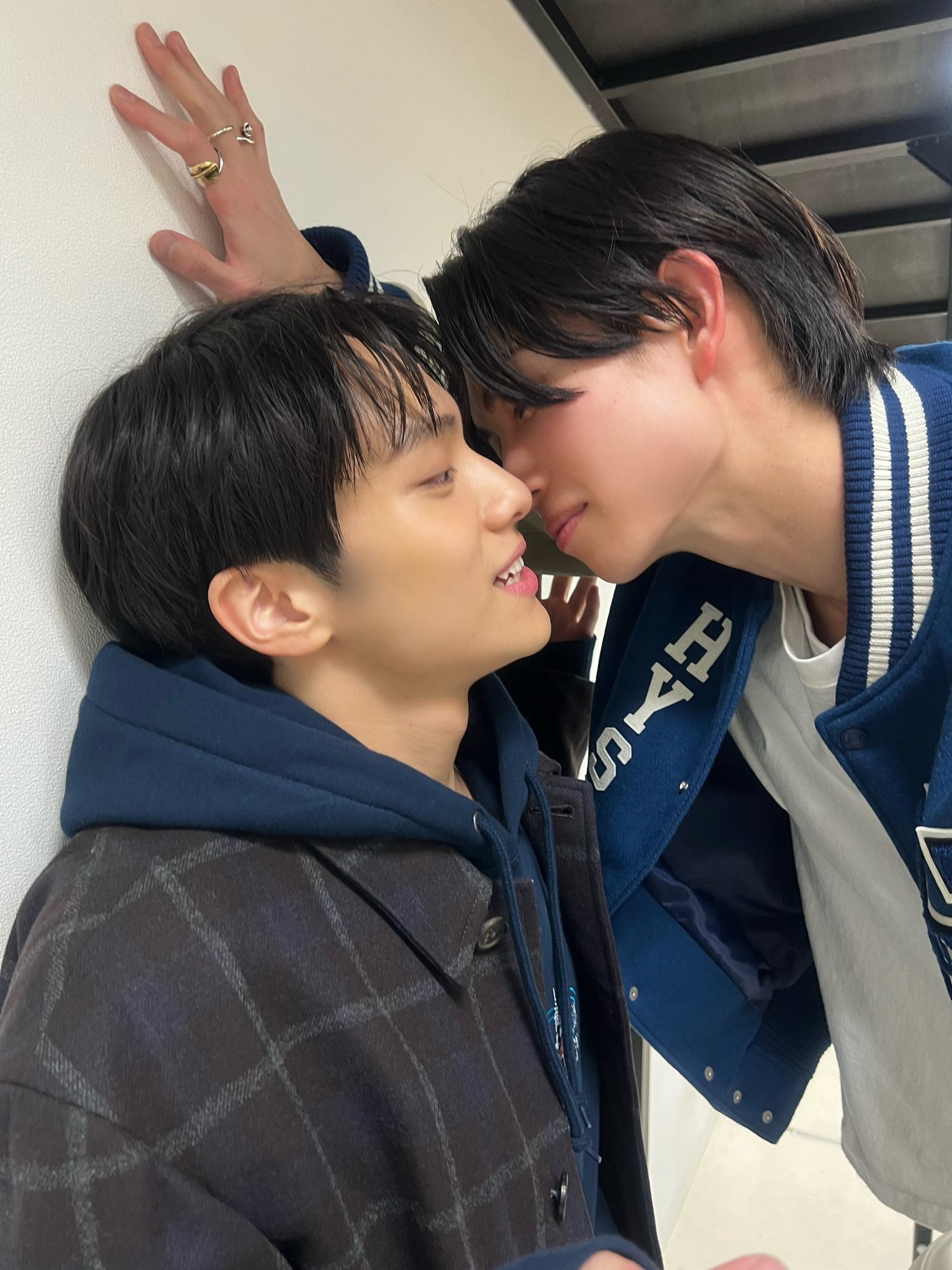 山下幸輝＆綱啓永“反撃壁ドン”ショットに反響「近すぎる」「ガチ照れ確定」