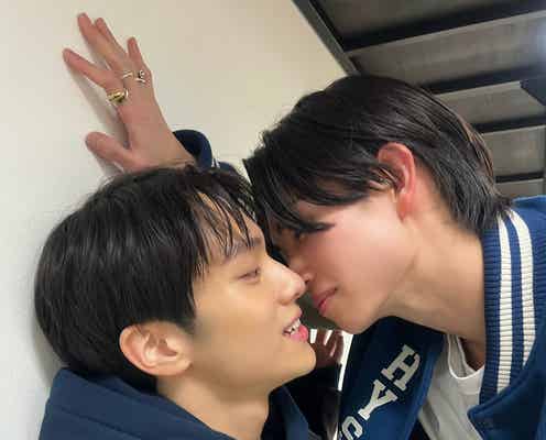 山下幸輝&綱啓永“反撃壁ドン”ショットに反響「近すぎる」「ガチ照れ確定」