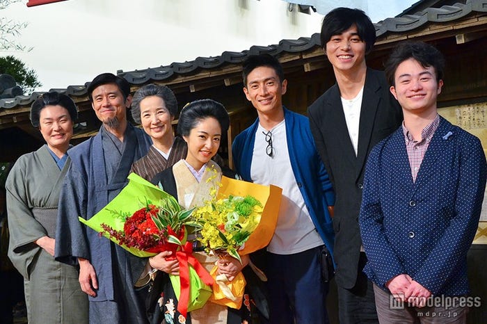 (左から)久保田磨希、原田泰造、檀ふみ、井上真央、伊勢谷友介、東出昌大、森永悠希