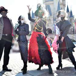 映画『クルエラ』のジャスパー（アッシーさん）、クルエラ（左から：Ozakiさん、ZebrinTomさん、akaneさん）（C）モデルプレス（C）Disney