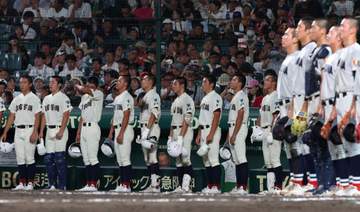 日南学園 敗戦後に異例のシーン 横浜校歌でアルプスから手拍子が沸く 一塁ベンチ前では金川監督が帽子脱いで拍手 選手全員が頭を下げて相手をたたえる