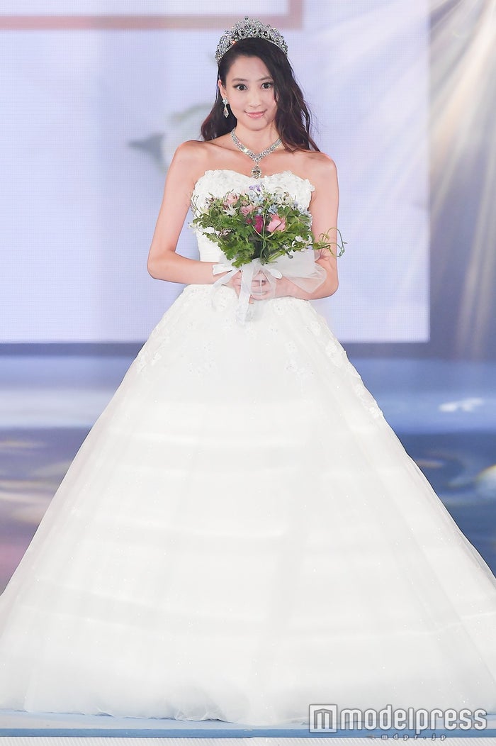 河北麻友子 総額7億円のウエディングドレス姿に めっちゃキレイ の声 モデルプレス 河北麻友子 総額7億円のウエディングドレス姿に めっちゃキレイ の声 モデルプレス