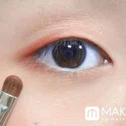 目尻側に赤みをプラス ／写真・MAKO（C）メイクイット