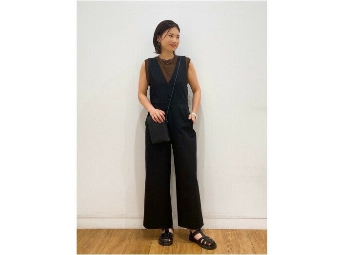 ダークカラーのインナーで統一感を持たせた配色に 出典:StyleHint