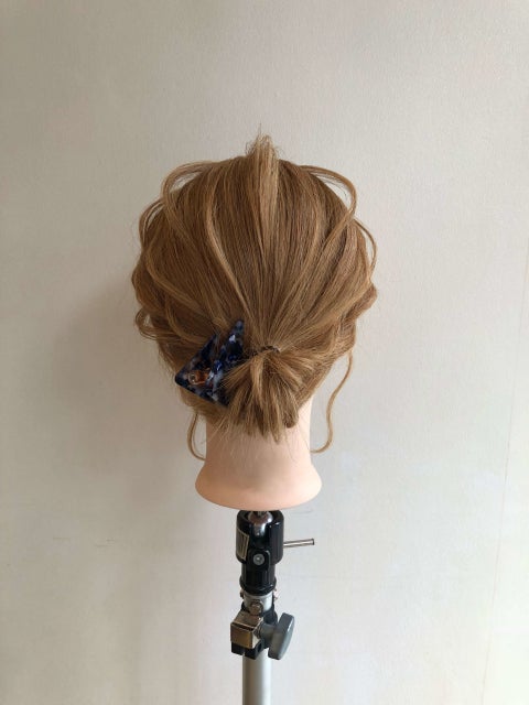 ショートボブでもお団子できます ねじってとめれば崩れない 超カンタンお団子ヘアアレンジ モデルプレス ショートボブでもお団子できます ねじってとめれば崩れない 超カンタンお団子ヘアアレンジ モデルプレス