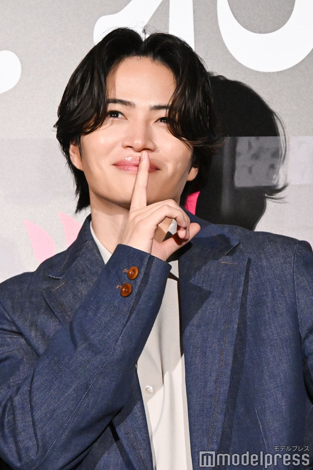 “秘密”ポーズをノリノリで決める菊池風磨（C）モデルプレス