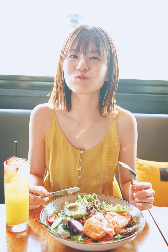 松田好花 1st写真集「振り向いて」／撮影：岡本武志／講談社