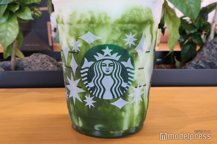 カップの内側にはマーブル状に注がれた抹茶ソースがたっぷり(C)モデルプレス
