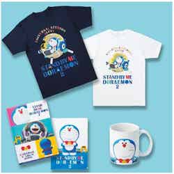 Tシャツ（ネイビー、ホワイト）、写真左下から：クリアファイルセット（2枚）、マグカップ（C）Fujiko Pro／2020 STAND BY ME Doraemon 2 Film Partners
