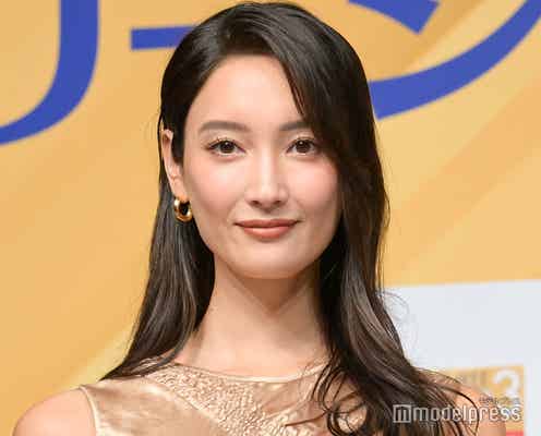 菜々緒、ショーパンでしゃがむユーモア溢れる写真話題「美脚」「どんな姿も様になる」