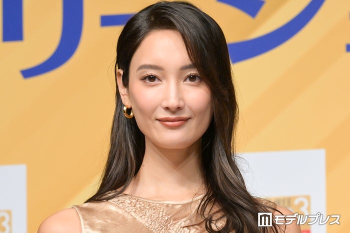 菜々緒、抜群スタイル際立つタイトドレス姿で登場 森三中・黒沢かずこもうっとり
