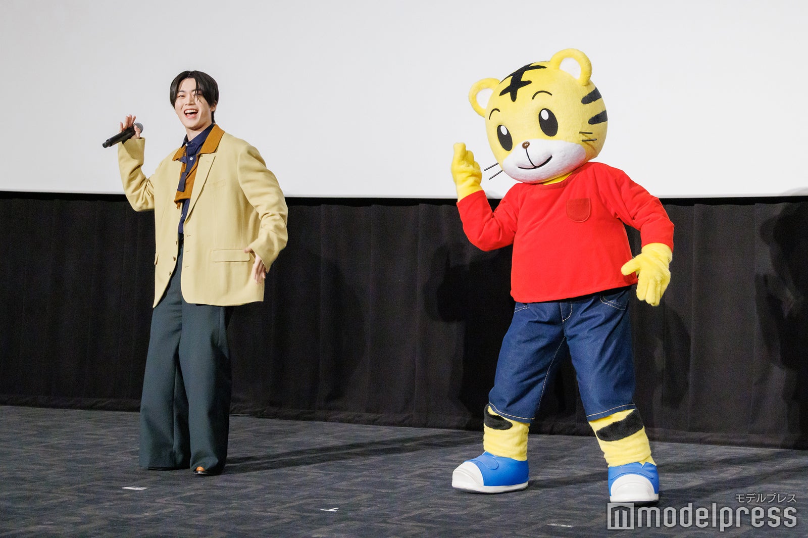 ロボロボダンス披露中の木全翔也＆しまじろう（C）モデルプレス