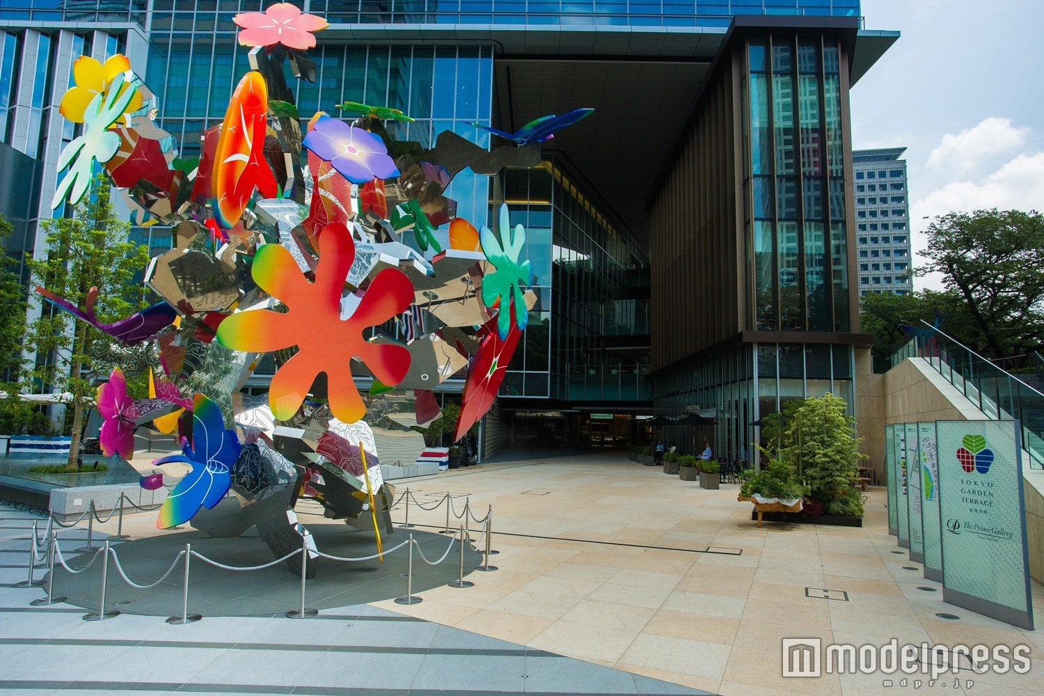 紀尾井テラス（紀尾井町通り側エントランス）／画像提供：西武ホールディングス