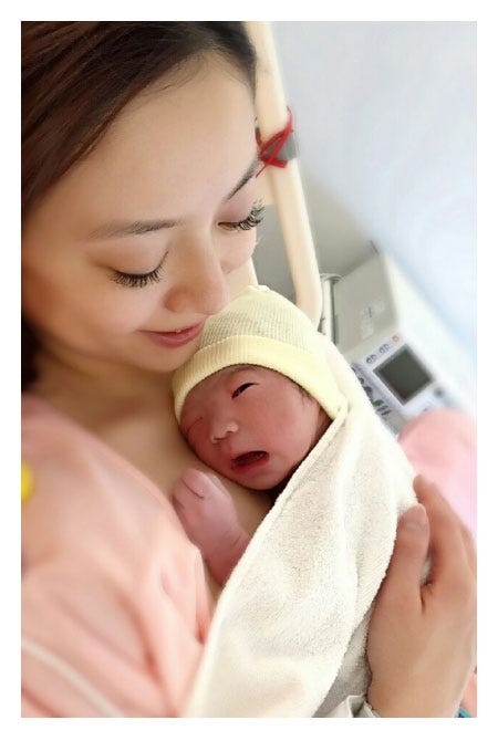 愛息子を抱く白田久子/白田久子公式ブログ(Ameba)より