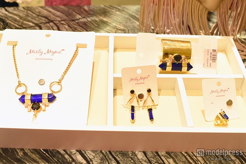 エッジィなアクセサリーはファッションのポイントに、1，595バーツ～（約4，500）