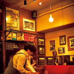ランチでも、ボトルでワインを頼む人多数!昼夜問わず人気のビストロが、15年間愛される理由