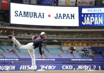 侍ジャパン 大谷翔平が孤独トレ スタンド開門前にグラウンド一番乗りでキャッチボール 約10分、黙々とボール投げ込む