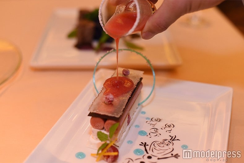 イチゴのソースをかけて（C）モデルプレス