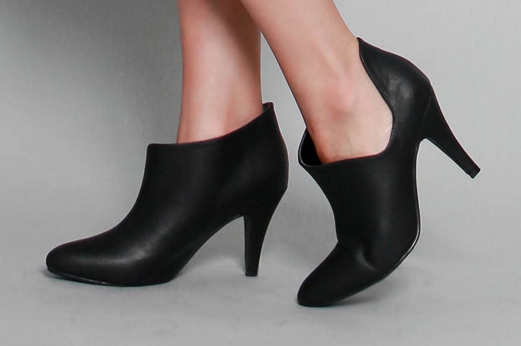 サイドカット美脚ショートブーツ「salus」1,990円（税込）／画像提供：salus