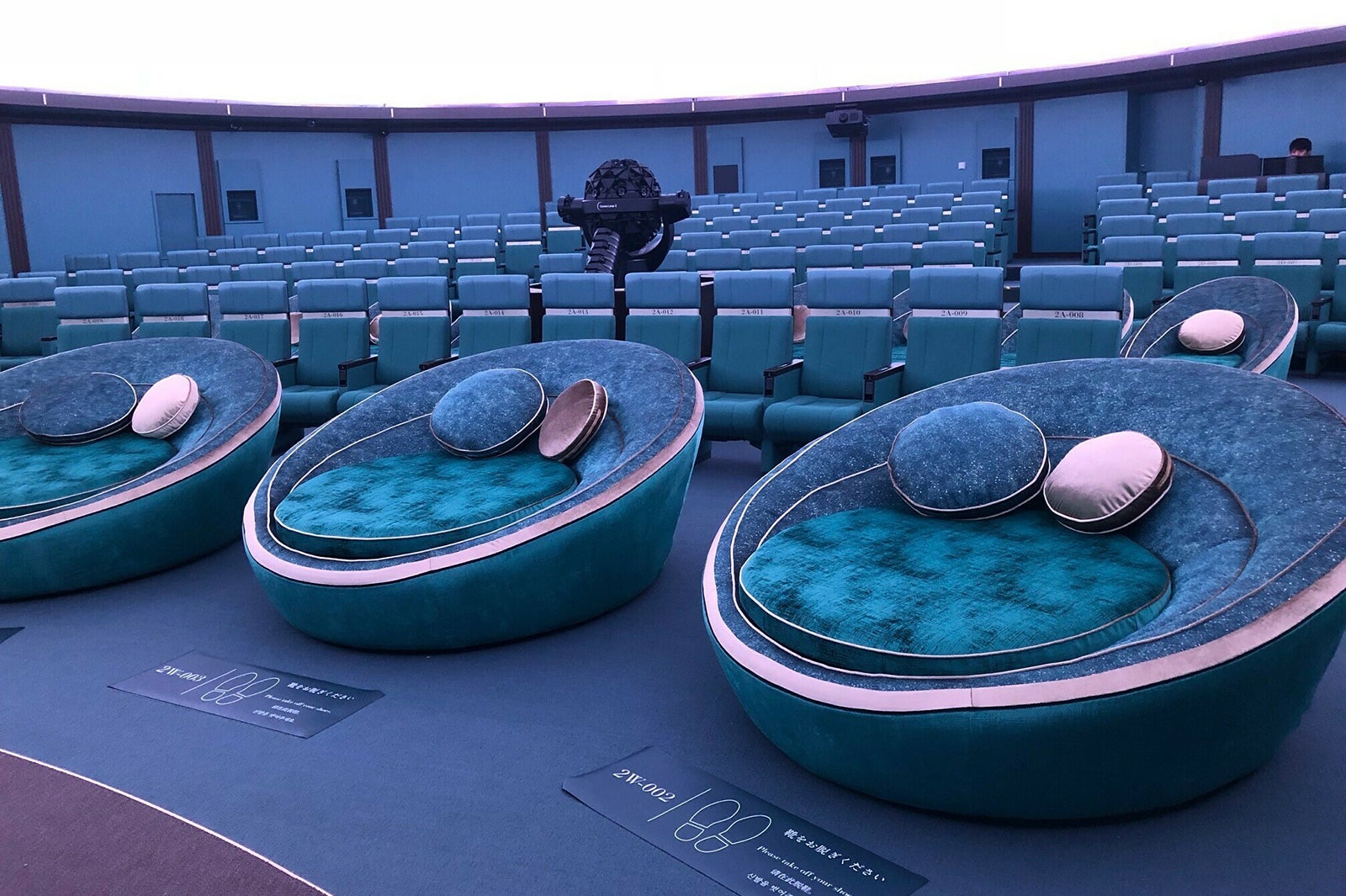 「銀河シート」ペア／画像提供：コニカミノルタプラネタリウム