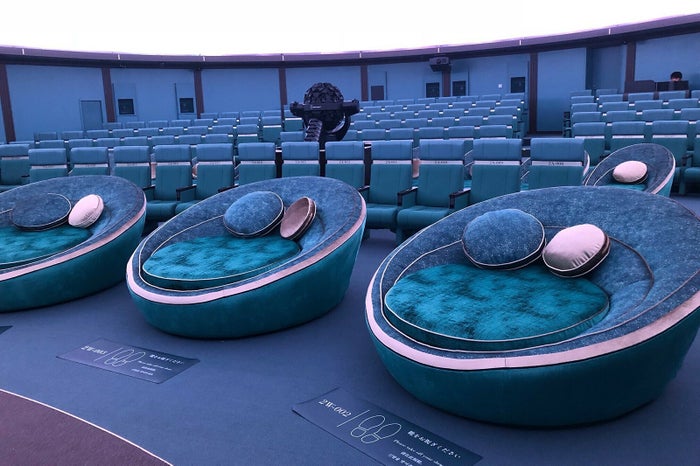 「銀河シート」ペア／画像提供：コニカミノルタプラネタリウム